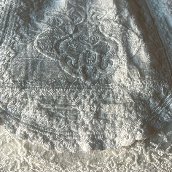 Coco and Jaimeson, large white lace and embroidery dress. Beautiful details. - Picture 7 of 7